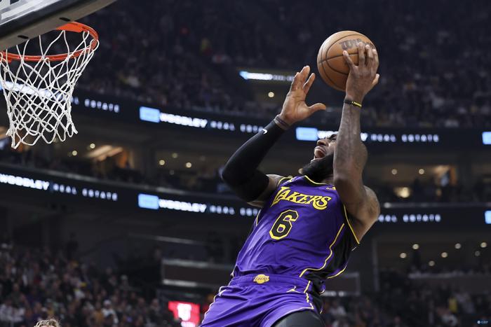 NBA季后赛巅峰对决，詹姆斯50分创纪录助湖人险胜