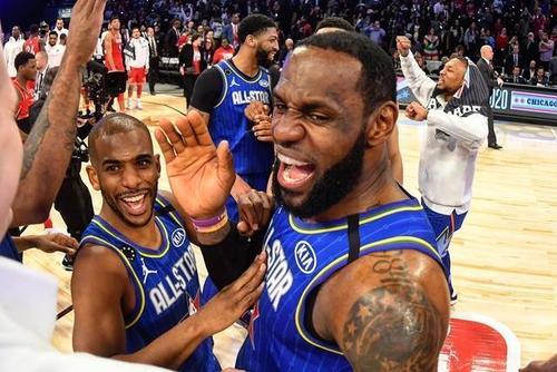 NBA常规赛收官战，詹姆斯三双领衔，湖人险胜勇士锁定西部第三